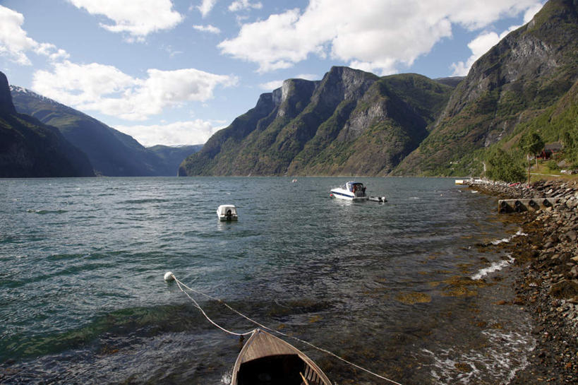 无人,横图,室外,白天,正面,旅游,度假,石头,美景,山,山脉,船,挪威,欧洲,阴影,波纹,飞溅,溅,光线,石子,液体,影子,景观,山峰,水滴,云,云朵,木船,山峦,云彩,娱乐,水珠,蓝色,白云,蓝天,水纹,天空,阳光,自然,船尾波,交通工具,波浪,群山,天,享受,休闲,景色,放松,晴朗,舟,斯堪的纳维亚,喷洒,自然风光,载具,北欧,斯堪的纳维亚半岛,挪威王国,松恩.菲尤拉讷,松恩.菲尤拉讷郡,石块,岩石,晴空,彩图