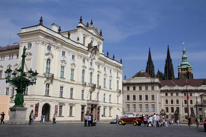 西方人,家,走,横图,室外,白天,仰视,旅游,度假,名胜古迹,门,标志建筑,地标,建筑,路灯,汽车,照明,欧洲,捷克,欧洲人,一辆,行人,游客,游人,阴影,服装,遗迹,光线,影子,堡垒,城堡,房屋,屋子,云,云朵,公寓,灯光,许多人,云彩,注视,休闲装,古迹,文物,娱乐,建设,古建筑,洋房,楼房,路人,旅客,住宅,车,灯,衣服,蓝色,白云,蓝天,天空,阳光,门框,交通工具,轿车,天,观察,看,一群人,享受,休闲,休闲服,旅游胜地,放松,服饰,晴朗,观看,照亮,察看,照明设备,要塞,关注,载具,古文明,中欧,捷克共和国,布拉格城堡,过客,设防,男人,男性,年轻男性,年轻女性,女人,女性,白种人,晴空,步行,散步,走路,彩图,低角度拍摄,全身,房子