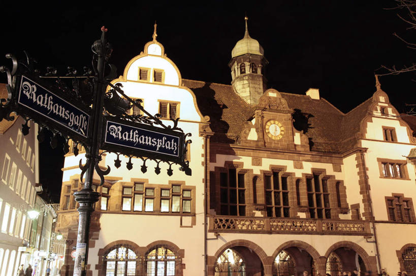 无人,家,横图,室外,夜晚,仰视,旅游,度假,名胜古迹,窗户,落地窗,标志建筑,地标,建筑,夜景,指示牌,德国,欧洲,一排,阴影,遗迹,整齐,时间,光线,标志,时钟,文字,影子,字符,字母,堡垒,城堡,房屋,屋子,公寓,拱门,钟楼,灯光,计时,古迹,文物,娱乐,标识,建设,古建筑,洋房,楼房,玻璃窗,住宅,排列,钟表,享受,休闲,表,旅游胜地,放松,西欧,要塞,队列,古文明,德意志联邦共和国,塔钟,巴登.符腾堡,巴登.符腾堡州,巴符州,弗莱堡,弗赖堡,设防,钟,彩图,低角度拍摄,房子