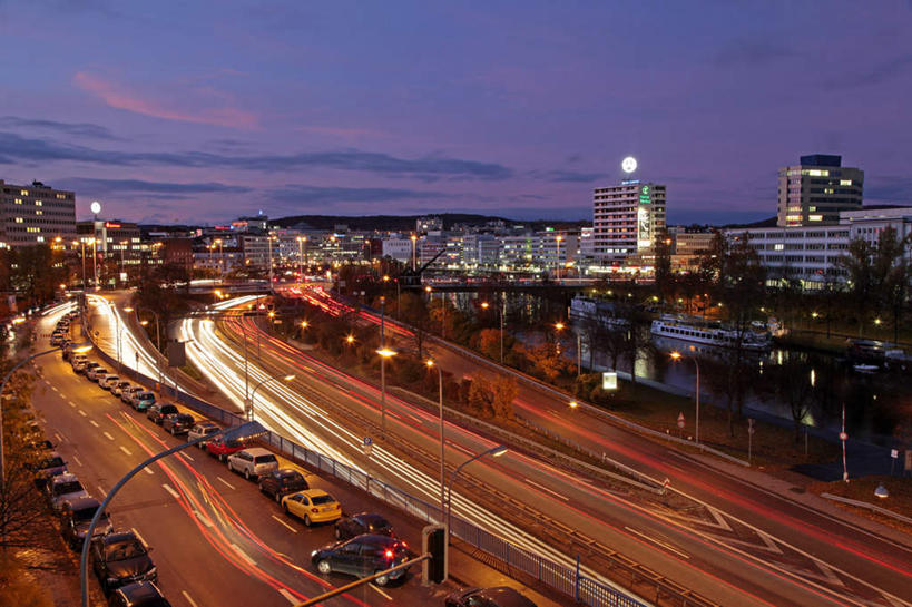 无人,高楼大厦,横图,俯视,室外,白天,度假,河流,美景,日落,森林,山,山脉,树林,水,植物,城市风光,城市,大厦,道路,建筑,路,路灯,轮船,摩天大楼,公路,船,汽车,照明,德国,欧洲,一排,许多,阴影,整齐,光线,影子,河水,景观,山峰,水流,晚霞,霞光,落日,高架,灯光,分界线,停车线,交通,山峦,娱乐,车,灯,树,树木,排列,绿色,阳光,自然,黄昏,灯具,交通工具,轿车,群山,享受,休闲,景色,彩霞,放松,警示,生长,成长,车灯,尾灯,车行道,车行道分界线,照亮,提醒,照明设备,西欧,队列,提示,载具,标线,曝光,高架桥,车行线,高架道路,跨线桥,德意志联邦共和国,首府,夕照,暴光,萨尔州,萨尔布吕肯,夕阳,马路,彩图,高角度拍摄,大楼,高层建筑,高楼,摩天楼,斜阳