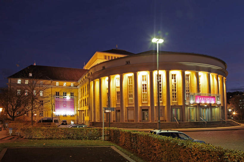 无人,停车场,栏杆,横图,室外,夜晚,正面,度假,草地,草坪,美景,植物,楼梯,城市风光,城市,剧院,路灯,汽车,照明,德国,欧洲,一辆,阴影,光线,信息,扶手,影子,阶梯,景观,灯光,娱乐,护栏,布告,布告栏,台阶,车,灯,草,蓝色,绿色,蓝天,天空,交通工具,轿车,天,享受,休闲,景色,放松,照亮,通知,公告,传播,照明设备,西欧,载具,消息,德意志联邦共和国,首府,萨尔州,萨尔布吕肯,公布栏,彩图,泊车场