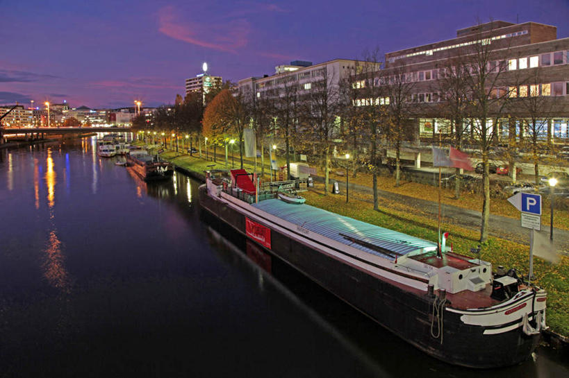 无人,高楼大厦,横图,室外,夜晚,正面,度假,草地,草坪,河流,美景,水,植物,城市风光,城市,大桥,大厦,道路,建筑,立交桥,路,路灯,轮船,摩天大楼,桥梁,夜景,公路,船,旗帜,叶子,照明,德国,欧洲,吊挂,悬挂,阴影,朦胧,模糊,光线,旗杆,影子,河水,景观,水流,高架,斜拉桥,桥,灯光,枫叶,枯叶,落叶,交通,挂,娱乐,灯,草,树,树木,黄色,红色,蓝色,绿色,蓝天,天空,自然,交通工具,天,享受,休闲,景色,放松,生长,成长,枫树叶,照亮,照明设备,西欧,载具,德意志联邦共和国,首府,萨尔州,萨尔布吕肯,叶,叶片,马路,彩图,大楼,高层建筑,高楼,摩天楼