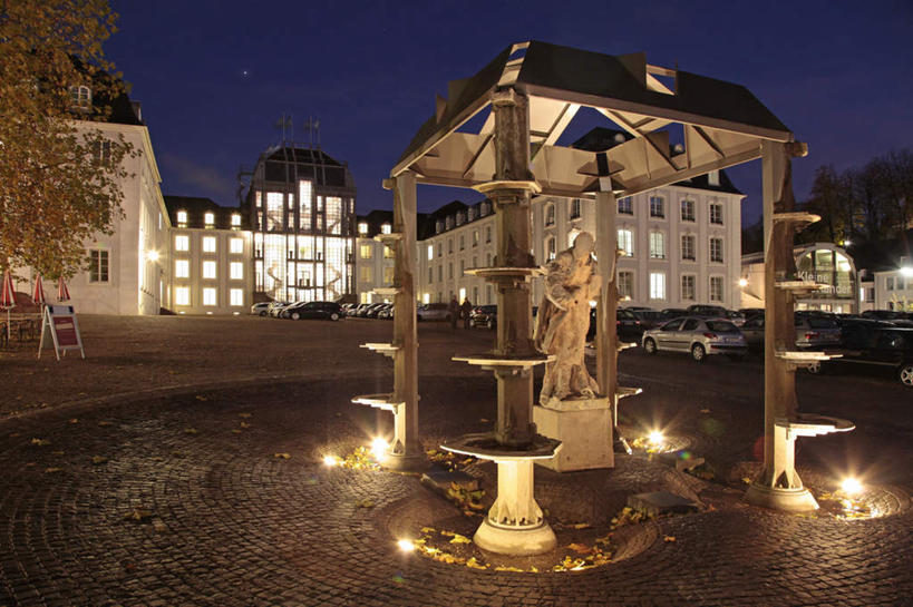 西方人,一个人,无人,站,横图,室外,夜晚,正面,民族服装,度假,美景,窗户,落地窗,城市风光,城市,夜景,汽车,照明,雕塑,德国,欧洲,欧洲人,仅一个男性,仅一个人,仅一个中年男性,许多,阴影,艺术,装饰,光线,雕刻,雕像,影子,堡垒,城堡,景观,灯光,注视,娱乐,玻璃窗,车,灯,排列,蓝色,蓝天,天空,工艺品,灯具,交通工具,轿车,天,低头,观察,看,站着,享受,休闲,景色,放松,观看,纪念,照亮,美术,察看,照明设备,西欧,要塞,关注,载具,主题,陈列,地灯,德意志联邦共和国,首府,单手抄兜,单手放兜,功能,美学,摆列,漆雕,萨尔州,地埋灯,萨尔布吕肯,设防,男人,男性,中年男性,白种人,插兜,手插兜,手放口袋,站立,彩图,全身,传统服装,民俗服,布列,分列,手抄兜