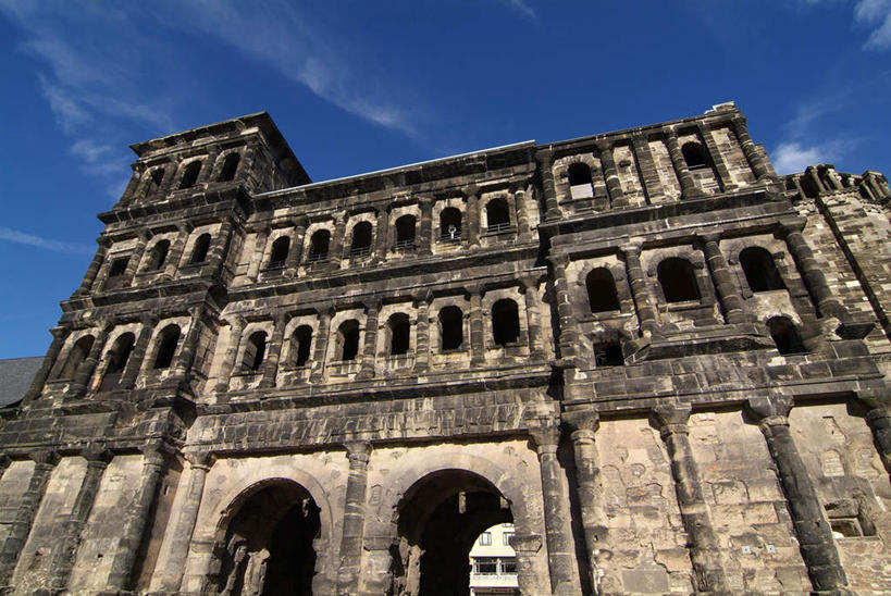 无人,横图,室外,白天,仰视,旅游,度假,石头,名胜古迹,标志建筑,地标,建筑,德国,欧洲,阴影,遗迹,光线,石子,影子,柱子,堡垒,城堡,云,云朵,拱门,云彩,古迹,文物,娱乐,建设,古建筑,蓝色,白云,蓝天,天空,阳光,天,享受,休闲,旅游胜地,放松,晴朗,西欧,要塞,古文明,德意志联邦共和国,莱茵兰.普法尔茨州,设防,特里尔,石块,岩石,晴空,彩图,低角度拍摄