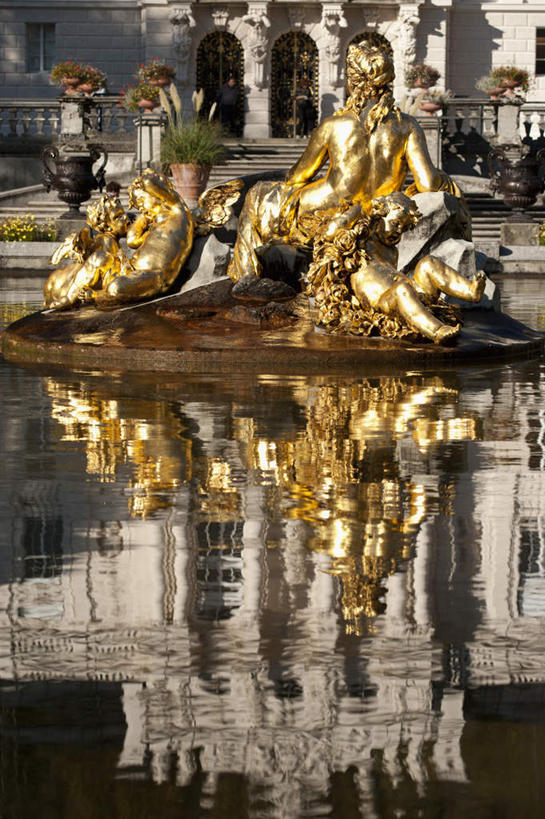 西方人,无人,栏杆,坐,竖图,室外,白天,旅游,度假,湖,湖泊,名胜古迹,水,植物,楼梯,门,标志建筑,地标,建筑,雕塑,德国,欧洲,欧洲人,阴影,遗迹,艺术,装饰,光线,雕刻,雕像,扶手,盆栽,影子,堡垒,城堡,阶梯,湖面,水流,水面,盆景,许多人,注视,古迹,文物,娱乐,建设,古建筑,护栏,裸露,台阶,背面,绿色,阳光,自然,工艺品,门框,湖水,观察,看,一群人,享受,休闲,旅游胜地,放松,生长,成长,观看,纪念,美术,察看,西欧,要塞,关注,主题,裸,陈列,古文明,德意志联邦共和国,功能,美学,巴伐利亚,巴伐利亚州,拜恩州,拜恩自由州,漆雕,设防,林德霍夫堡,男人,男性,年轻男性,年轻女性,女人,女性,白种人,坐着,彩图,全身