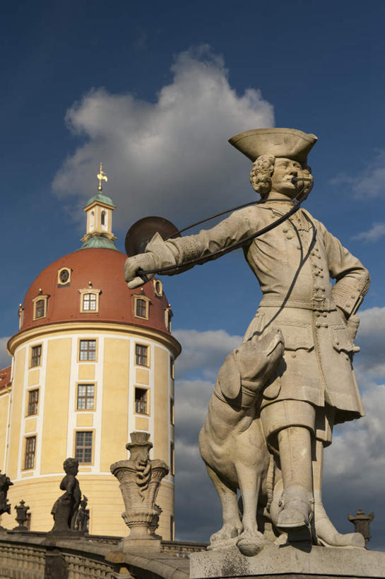 西方人,一个人,无人,站,竖图,室外,白天,仰视,民族服装,旅游,度假,石头,名胜古迹,标志建筑,地标,建筑,德国,欧洲,欧洲人,仅一个男性,仅一个人,阴影,遗迹,光线,石子,影子,堡垒,城堡,云,云朵,桥,云彩,注视,古迹,文物,娱乐,建设,古建筑,石桥,拱桥,栈桥,仅一个年轻男性,蓝色,白云,蓝天,天空,阳光,湖水,天,观察,看,站着,享受,休闲,旅游胜地,放松,拱形,晴朗,观看,人行桥,石拱桥,察看,西欧,要塞,关注,古文明,德意志联邦共和国,萨克森州,萨克森自由州,设防,莫里茨堡,男人,男性,年轻男性,白种人,石块,晴空,站立,彩图,低角度拍摄,全身,传统服装,民俗服