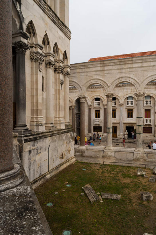 无人,家,竖图,室外,白天,正面,旅游,度假,草地,草坪,名胜古迹,植物,标志建筑,地标,建筑,欧洲,克罗地亚,一排,许多,阴影,遗迹,整齐,光线,影子,房屋,屋子,拱门,古迹,文物,娱乐,建设,古建筑,楼房,住宅,草,排列,蓝色,绿色,蓝天,天空,阳光,天,享受,休闲,旅游胜地,放松,晴朗,队列,古文明,万里无云,首府,克罗地亚共和国,斯普利特,斯普利特.达尔马提亚县,晴空,晴空万里,彩图,房子,斯普利特.达尔马提亚,赫尔瓦次卡