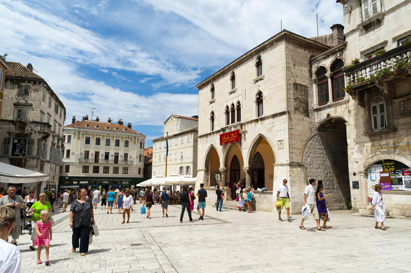 西方人,家,走,横图,室外,白天,仰视,度假,美景,植物,窗户,城市风光,城市,欧洲,克罗地亚,欧洲人,行人,游客,游人,阴影,服装,光线,盆栽,伞,影子,雨伞,遮阳伞,房屋,屋子,景观,云,云朵,公寓,盆景,许多人,云彩,注视,休闲装,娱乐,阳伞,洋房,楼房,路人,旅客,玻璃窗,住宅,衣服,蓝色,绿色,白云,蓝天,天空,阳光,自然,天,观察,看,一群人,享受,休闲,休闲服,景色,放松,服饰,生长,晴朗,成长,观看,察看,关注,首府,克罗地亚共和国,过客,斯普利特,斯普利特.达尔马提亚县,男人,男性,女人,女性,中年男性,中年女性,白种人,晴空,步行,散步,走路,半身,彩图,低角度拍摄,房子,斯普利特.达尔马提亚,赫尔瓦次卡