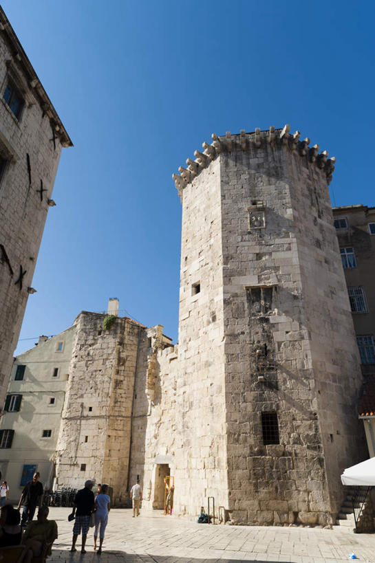 西方人,两个人,伙伴,朋友,家,走,竖图,室外,白天,仰视,度假,友谊,石头,美景,城市风光,城市,欧洲,克罗地亚,欧洲人,阴影,服装,光线,石子,影子,房屋,墙,屋子,景观,公寓,注视,休闲装,娱乐,洋房,楼房,墙壁,墙面,住宅,衣服,蓝色,蓝天,天空,阳光,天,观察,看,享受,休闲,休闲服,景色,放松,服饰,晴朗,观看,察看,关注,万里无云,首府,克罗地亚共和国,斯普利特,斯普利特.达尔马提亚县,友情,男人,男性,年轻男性,白种人,石块,岩石,晴空,晴空万里,步行,散步,走路,彩图,低角度拍摄,全身,房子,斯普利特.达尔马提亚,赫尔瓦次卡