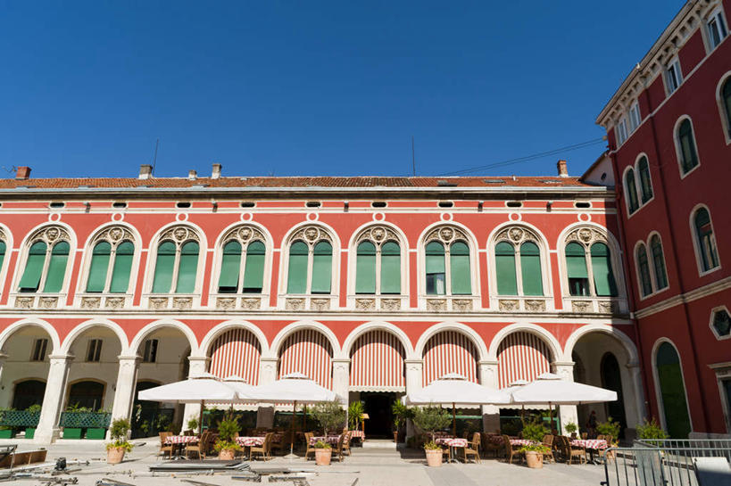 无人,横图,室外,白天,仰视,度假,美景,植物,窗户,城市风光,城市,欧洲,克罗地亚,一排,许多,阴影,整齐,光线,盆栽,伞,影子,雨伞,遮阳伞,景观,拱门,盆景,娱乐,阳伞,玻璃窗,排列,蓝色,绿色,蓝天,天空,阳光,自然,天,享受,休闲,景色,放松,生长,晴朗,成长,队列,万里无云,首府,克罗地亚共和国,斯普利特,斯普利特.达尔马提亚县,晴空,晴空万里,彩图,低角度拍摄,斯普利特.达尔马提亚,赫尔瓦次卡