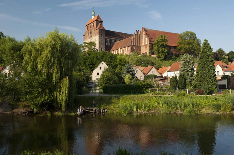 无人,家,横图,室外,白天,正面,度假,草地,草坪,河流,美景,水,植物,城市风光,城市,德国,欧洲,阴影,波纹,光线,影子,房屋,屋子,河水,景观,水流,涟漪,娱乐,楼房,住宅,草,树,树木,绿色,倒影,水纹,阳光,自然,波浪,享受,休闲,景色,放松,生长,成长,倒映,西欧,德意志联邦共和国,水晕,反照,萨克森.安哈尔特,萨克森.安哈尔特州,彩图,房子