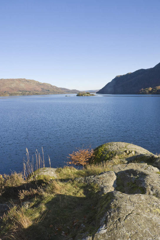 无人,公园,竖图,室外,白天,正面,旅游,度假,湖,湖泊,石头,美景,山,山脉,水,英国,欧洲,阴影,光线,石子,影子,湖面,景观,山峰,水流,水面,山峦,娱乐,英格兰,蓝色,蓝天,天空,阳光,自然,湖水,群山,天,享受,休闲,景色,放松,晴朗,国家公园,西欧,自然风光,大不列颠,大不列颠及北爱尔兰联合王国,万里无云,大不列颠联合王国,日不落英帝国,英吉利,湖区国家公园,英国湖区国家公园,石块,岩石,晴空,晴空万里,彩图