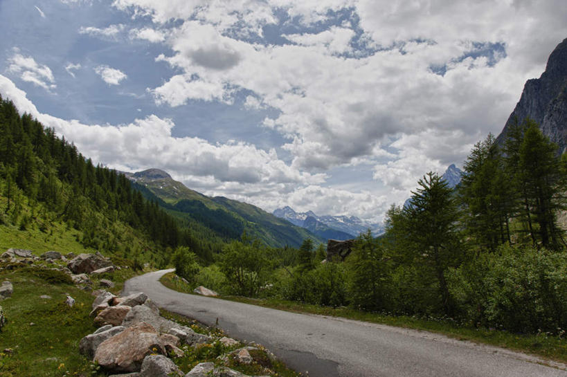 无人,横图,室外,白天,正面,旅游,度假,草地,草坪,石头,美景,森林,山,山脉,树林,植物,道路,路,公路,意大利,欧洲,阴影,曲折,弯曲,光线,石子,影子,景观,山峰,交通,山峦,娱乐,草,树,树木,蓝色,绿色,蓝天,天空,阳光,自然,群山,天,享受,休闲,景色,放松,蜿蜒,生长,晴朗,成长,南欧,自然风光,万里无云,意大利共和国,首府,奥斯塔,瓦莱达奥斯塔,瓦莱达奥斯塔大区,石块,岩石,晴空,晴空万里,马路,彩图