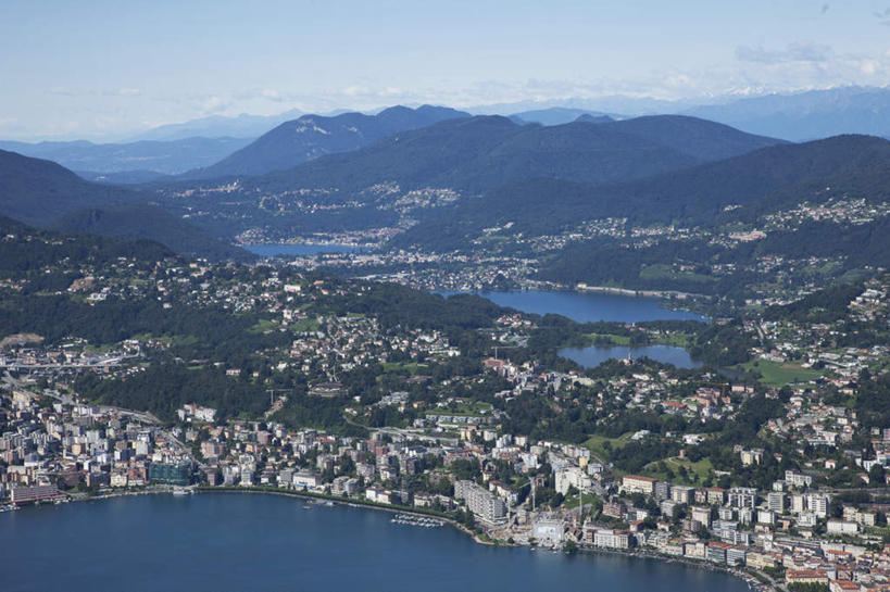 无人,家,横图,俯视,室外,白天,旅游,度假,湖,湖泊,美景,森林,山,山脉,树林,水,植物,瑞士,欧洲,阴影,光线,影子,房屋,屋子,湖面,景观,山峰,水流,水面,公寓,山峦,娱乐,洋房,楼房,住宅,树,树木,蓝色,绿色,蓝天,天空,阳光,自然,湖水,群山,天,享受,休闲,景色,放松,生长,晴朗,成长,自然风光,中欧,卢加诺,万里无云,卢加诺湖,瑞士联邦,晴空,晴空万里,彩图,高角度拍摄,房子