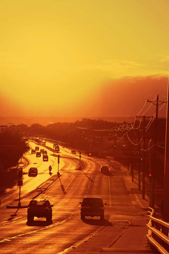 无人,竖图,俯视,室外,白天,度假,安全,美景,日落,植物,城市风光,城市,道路,路,公路,汽车,美国,许多,阴影,朦胧,模糊,电力,光线,电线,线,影子,地平线,景观,晚霞,霞光,落日,红绿灯,辽阔,地面,电能,信号灯,交通,线路,娱乐,车,树,树木,绿色,阳光,自然,黄昏,交通工具,轿车,享受,休闲,广阔,景色,彩霞,放松,警示,生长,成长,电,一望无际,电源,电源线,北美,北美洲,提示,载具,延伸,美洲,能量,流通,新墨西哥,交通信号灯,行人信号灯,新墨西哥州,天地相交,北亚美利加洲,亚美利加洲,迷人之地,迷人之州,阿尔伯克基,阿布奎基,无边无际,一马平川,夕照,夕阳,马路,彩图,高角度拍摄,斜阳