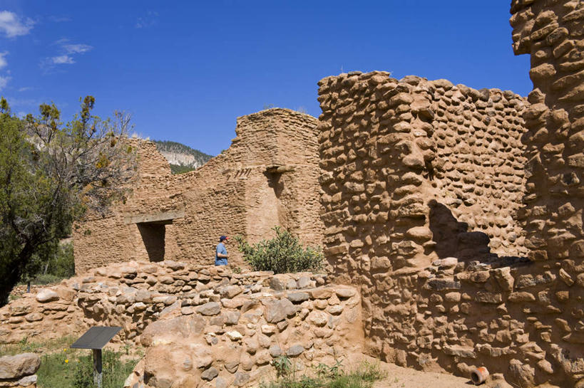 无人,家,横图,室外,白天,正面,旅游,度假,草地,草坪,石头,名胜古迹,山,山脉,植物,标志建筑,城市,地标,建筑,美国,阴影,遗迹,光线,纹路,石子,纹理,影子,房屋,屋子,山峰,云,云朵,山峦,云彩,古迹,文物,娱乐,建设,古建筑,楼房,废墟,住宅,草,蓝色,绿色,白云,蓝天,天空,阳光,群山,天,享受,休闲,旅游胜地,放松,晴朗,北美,北美洲,美洲,古文明,新墨西哥,肌理,新墨西哥州,北亚美利加洲,亚美利加洲,迷人之地,迷人之州,阿尔伯克基,阿布奎基,石块,岩石,晴空,彩图,房子