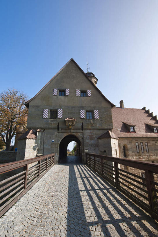 无人,栏杆,竖图,室外,白天,仰视,旅游,度假,湖,湖泊,美景,树林,水,植物,德国,欧洲,阴影,光线,扶手,影子,堡垒,城堡,湖面,景观,水流,水面,娱乐,护栏,树,树木,蓝色,绿色,蓝天,天空,阳光,自然,湖水,天,享受,休闲,景色,放松,生长,晴朗,成长,西欧,要塞,自然风光,万里无云,德意志联邦共和国,巴伐利亚,巴伐利亚州,拜恩州,拜恩自由州,设防,班贝克,晴空,晴空万里,彩图,低角度拍摄