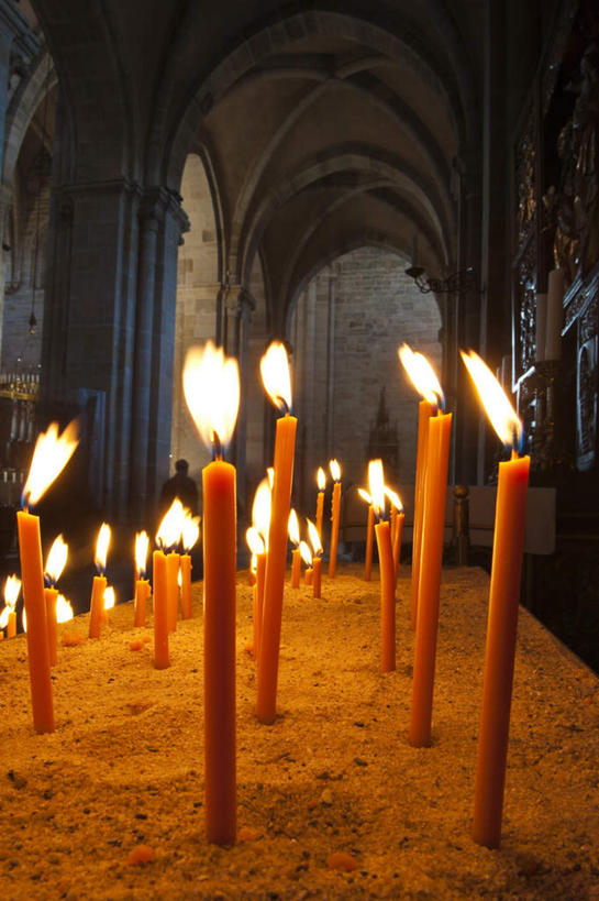 无人,教堂,竖图,室内,白天,正面,旅游,度假,名胜古迹,标志建筑,地标,建筑,蜡烛,德国,欧洲,许多,阴影,节日,遗迹,光线,火焰,影子,烛光,燃烧,古迹,文化,文物,娱乐,建设,古建筑,排列,点燃,祈祷,享受,休闲,健康,旅游胜地,放松,许愿,宗教,信仰,纪念,祈求,西欧,信念,古文明,德意志联邦共和国,巴伐利亚,巴伐利亚州,拜恩州,拜恩自由州,摆列,班贝克,平安,彩图,大教堂,礼拜堂,布列,分列