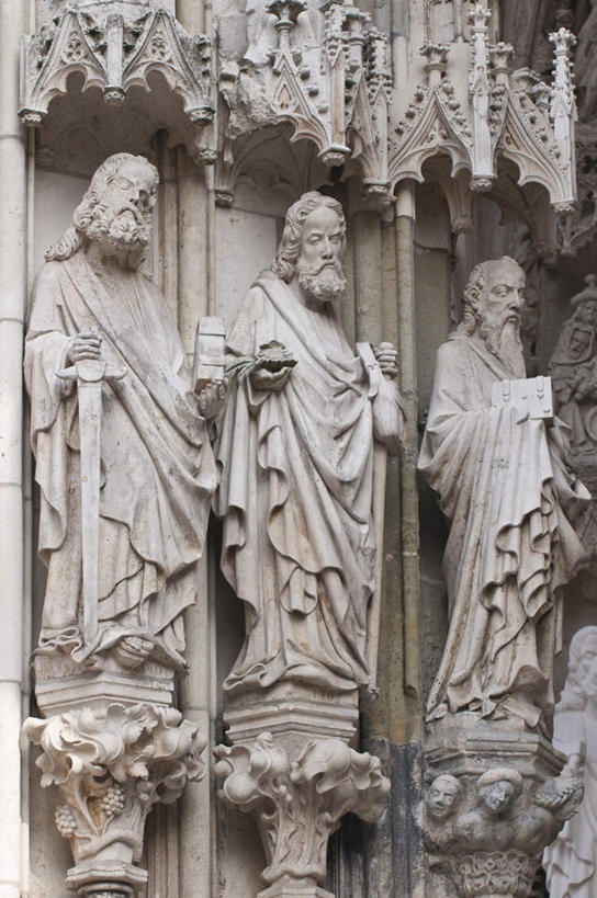 西方人,无人,三个人,教堂,站,竖图,室外,白天,仰视,民族服装,锻炼,旅游,度假,运动,名胜古迹,标志建筑,地标,建筑,书籍,雕塑,德国,欧洲,欧洲人,一排,握,阴影,节日,遗迹,艺术,整齐,装饰,光线,雕刻,雕像,影子,速度,拿,拿着,注视,古迹,文化,文物,娱乐,建设,古建筑,石雕,排列,阳光,工艺品,观察,看,祈祷,站着,享受,休闲,健康,旅游胜地,放松,力量,平衡,握着,许愿,宗教,信仰,观看,纪念,技巧,协调,祈求,美术,察看,剑,西欧,队列,关注,主题,灵敏,击剑运动,陈列,信念,古文明,柔韧,德意志联邦共和国,花剑,功能,美学,趣味,耐力,抗争,佩剑,锐剑,重剑,剑术,巴伐利亚,巴伐利亚州,拜恩州,拜恩自由州,雷根斯堡,雷根斯堡县,平安,体育,击剑,老年男性,男人,男性,白种人,书,图书,站立,彩图,低角度拍摄,全身,传统服装,民俗服,健身,大教堂,礼拜堂