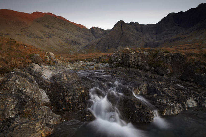 无人,横图,室外,白天,正面,旅游,度假,石头,美景,瀑布,山,山脉,水,英国,欧洲,阴影,飞溅,溅,光线,石子,液体,影子,景观,山峰,水滴,山峦,娱乐,苏格兰,水珠,蓝色,蓝天,天空,阳光,自然,群山,天,享受,休闲,景色,放松,晴朗,西欧,喷洒,自然风光,大不列颠,大不列颠及北爱尔兰联合王国,万里无云,大不列颠联合王国,日不落英帝国,苏格兰王国,斯凯岛,内赫布里底群岛,斯盖岛,斯嘉岛,跌水,石块,岩石,晴空,晴空万里,彩图