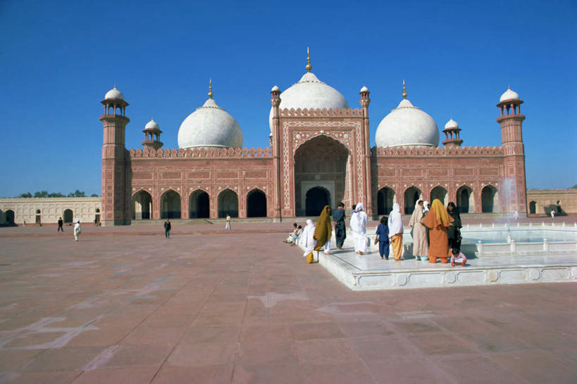 站,横图,室外,白天,民族服装,旅游,度假,名胜古迹,门,标志建筑,地标,建筑,印度,亚洲,一排,阴影,节日,遗迹,整齐,光线,影子,拱门,许多人,注视,古迹,文化,文物,娱乐,建设,古建筑,排列,背面,蓝色,蓝天,天空,阳光,门框,天,观察,看,祈祷,站着,一群人,享受,休闲,健康,旅游胜地,放松,许愿,宗教,信仰,晴朗,观看,纪念,祈求,察看,伊斯兰教,队列,关注,清真寺,南亚,古文明,万里无云,印度共和国,旁遮普,旁遮普邦,平安,男人,男性,女人,女性,中年男性,中年女性,亚洲人,印度人,晴空,晴空万里,站立,彩图,全身,传统服装,民俗服