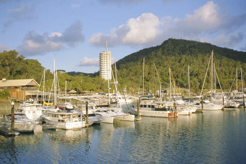 无人,家,码头,横图,室外,白天,正面,度假,美景,山,山脉,植物,城市风光,城市,港口,船,澳大利亚,一排,许多,停靠,阴影,整齐,光线,影子,房屋,屋子,景观,山峰,云,云朵,游艇,山峦,很多,云彩,娱乐,楼房,住宅,树,树木,排列,蓝色,绿色,白云,蓝天,天空,自然,交通工具,群山,天,享受,休闲,景色,放松,生长,晴朗,成长,队列,停泊,载具,大洋洲,澳洲,昆士兰州,南方大陆,澳大利亚联邦,昆士兰,哈密尔顿岛,圣灵群岛,晴空,彩图,房子,摆渡口,埠头,渡口,渡头,港湾,海港,货运码头,口岸,商港