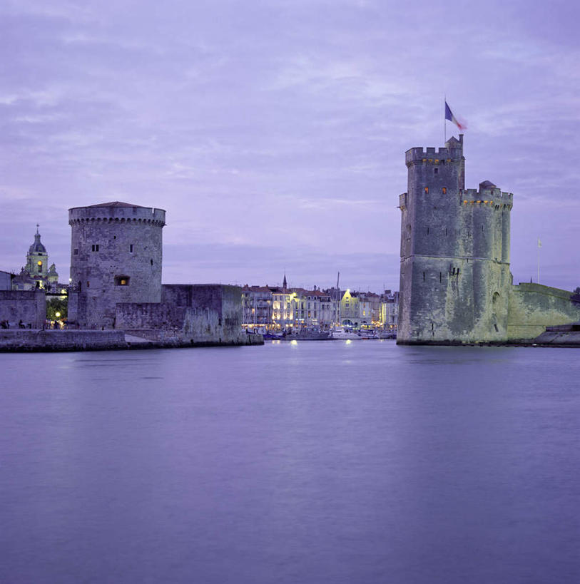 无人,家,竖图,室外,白天,正面,旅游,度假,海浪,海洋,标志建筑,地标,建筑,路灯,照明,法国,欧洲,阴影,光线,影子,房屋,屋子,浪花,云,云朵,公寓,灯光,云彩,娱乐,建设,洋房,楼房,住宅,灯,白云,海水,享受,休闲,旅游胜地,放松,照亮,照明设备,海景,法兰西共和国,法兰西第五共和国,普瓦图.夏朗德,普瓦图.夏朗德大区,大海,风浪,海,海水的波动,近岸浪,涌浪,彩图,房子