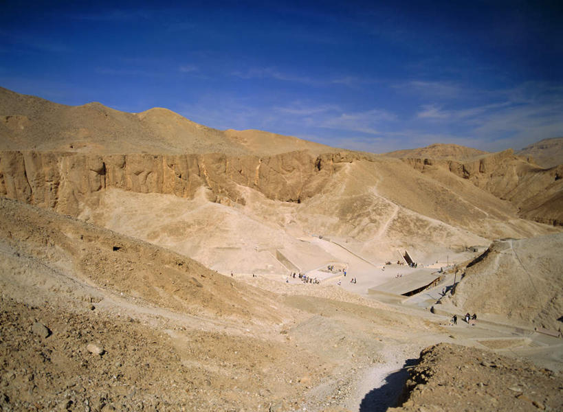 无人,横图,俯视,室外,白天,旅游,度假,石头,名胜古迹,沙漠,山,山脉,地标,非洲,埃及,朦胧,模糊,遗迹,石子,山峰,云,云朵,神庙,山峦,云彩,古迹,历史,文物,娱乐,古建筑,黄色,蓝色,白云,蓝天,天空,群山,天,享受,休闲,旅游胜地,放松,晴朗,神殿,古埃及,古文明,北非,卢克索神庙,路克索神殿,鲁克索神殿,古代七大奇迹,阿拉伯埃及共和国,金字塔之国,棉花之国,阿非利加洲,大漠,砂漠,石块,岩石,晴空,彩图,高角度拍摄,标志性建筑