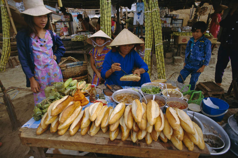 东方人,站,坐,横图,俯视,室外,白天,旅游,度假,烹饪,西餐,玉米,餐桌,桌子,蔬菜,厨具,帽子,金属制品,越南,亚洲,一堆,许多,阴影,堆积,服装,朦胧,模糊,新鲜,光线,金属,棒子,草帽,锅子,影子,泥土,土壤,玉蜀黍,调料,酱料,酱汁,佐料,三明治,料理,食品,调味品,许多人,调味料,注视,休闲装,黄种人,娱乐,锅,酱,菜肴,美食,顾客,食物,衣服,阳光,观察,看,站着,一群人,享受,休闲,休闲服,放松,西式,服饰,东南亚,佳肴,有机食品,绿色食品,餐台,锅具,观看,堆,苞米,察看,关注,苞芦,烹饪用具,三文治,苞谷,首府,越南社会主义共和国,芽庄,包谷,大蜀黍,番麦,薏米包,玉高粱,玉麦,珍珠米,主顾,庆和省,贩子,男人,男性,女人,女性,中年男性,中年女性,亚洲人,商人,烹调用具,烹调,站立,坐着,半身,彩图,高角度拍摄