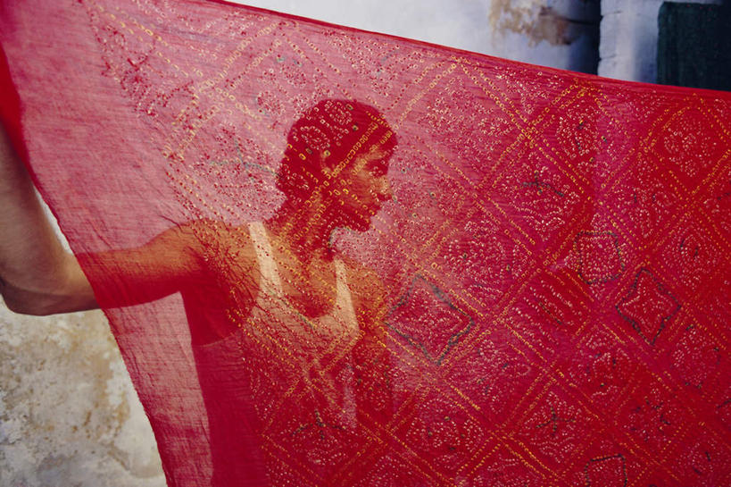 一个人,站,横图,室外,白天,侧面,印度,亚洲,仅一个男性,仅一个人,握,阴影,花纹,服装,光线,布,图案,影子,拿,布纹,拿着,注视,休闲装,仅一个年轻男性,一个,衣服,红色,阳光,观察,看,站着,休闲,休闲服,握着,服饰,单个,观看,布匹,察看,关注,南亚,印度共和国,古吉拉特,古吉拉特邦,男人,男性,年轻男性,亚洲人,印度人,站立,半身,彩图