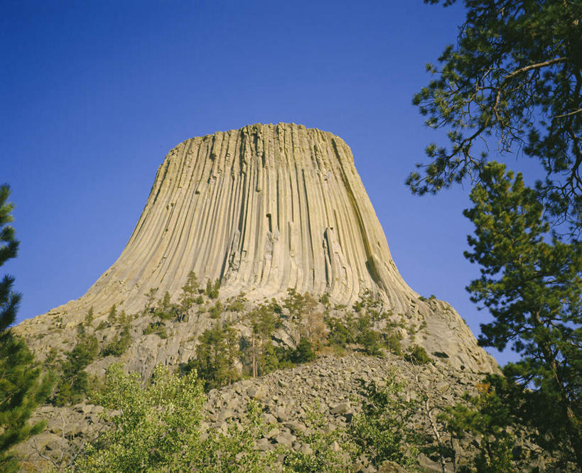 无人,横图,室外,白天,仰视,旅游,度假,草地,草坪,火山,石头,美景,山,山脉,植物,美国,阴影,光线,石子,影子,景观,山顶,山峰,纪念碑,山峦,娱乐,草,树,树木,蓝色,绿色,蓝天,天空,阳光,自然,群山,天,享受,休闲,景色,放松,生长,晴朗,成长,北美,北美洲,自然风光,美洲,怀俄明州,怀俄明,沉积岩,万里无云,北亚美利加洲,亚美利加洲,平等之州,魔鬼塔,魔鬼塔国家纪念碑,颠峰,极峰,水成岩,活火山,石块,死火山,休眠火山,岩石,晴空,晴空万里,彩图,低角度拍摄