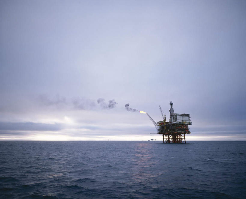 无人,横图,室外,白天,正面,旅游,度假,热情,石油,海浪,海洋,美景,火,阴影,光线,火焰,影子,景观,浪花,水平线,云,云朵,辽阔,海平线,燃烧,云彩,娱乐,蓝色,白云,蓝天,天空,阳光,自然,海水,天,享受,休闲,广阔,烟,景色,放松,晴朗,一望无际,自然风光,海景,钻塔,无边无际,一马平川,煤油,大海,风浪,海,海水的波动,近岸浪,涌浪,晴空,彩图,水天相接,水天一线