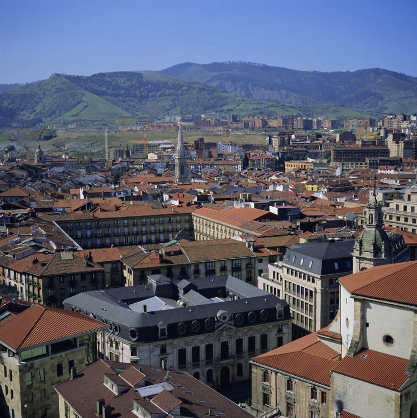 无人,家,竖图,俯视,室外,白天,度假,草地,草坪,石头,美景,山,山脉,植物,城市风光,城市,西班牙,欧洲,阴影,光线,石子,影子,房屋,屋子,地平线,景观,山顶,山峰,辽阔,地面,山峦,娱乐,楼房,住宅,草,树,树木,蓝色,绿色,蓝天,天空,阳光,自然,群山,天,享受,休闲,广阔,景色,放松,生长,晴朗,成长,一望无际,南欧,延伸,沉积岩,万里无云,天地相交,西班牙王国,无边无际,一马平川,颠峰,极峰,巴斯克,巴斯克自治区,毕尔巴鄂,水成岩,石块,岩石,晴空,晴空万里,彩图,高角度拍摄,房子