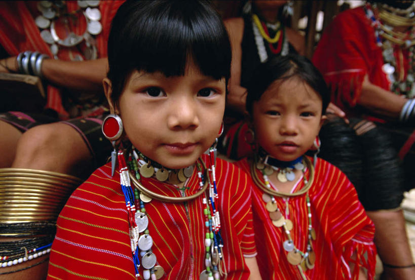 东方人,儿童,脸,头,脸颊,两个人,伙伴,朋友,横图,室外,特写,白天,正面,民族服装,友谊,纯洁,项链,泰国,亚洲,阴影,朦胧,模糊,装饰,光线,影子,注视,黄种人,肩膀,装饰品,小孩,耳环,饰品,首饰,观察,看,可爱,童年,童趣,东南亚,观看,华丽,修饰,点缀,察看,关注,童真,烂漫,无邪,泰王国,衬托,美观,雅致,雅观,耳饰,湄宏顺府,夜丰颂府,天真,友情,女孩,女人,女性,亚洲人,头部,脸部,脸蛋,面部,半身,彩图,传统服装,民俗服,女生