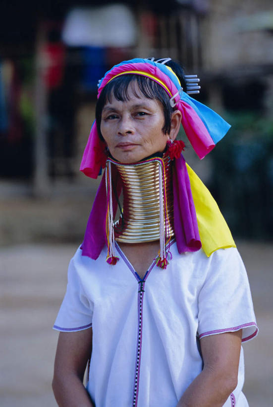 东方人,脸,头,脸颊,一个人,站,笑,微笑,竖图,室外,特写,白天,正面,项链,泰国,亚洲,仅一个女性,仅一个人,阴影,朦胧,模糊,装饰,光线,头饰,影子,注视,黄种人,肩膀,装饰品,阳光,饰品,首饰,观察,看,站着,仅一个中年女性,金色,东南亚,观看,华丽,修饰,点缀,察看,关注,泰王国,衬托,美观,雅致,雅观,湄宏顺府,夜丰颂府,女人,女性,中年女性,亚洲人,头部,脸部,脸蛋,面部,站立,半身,彩图