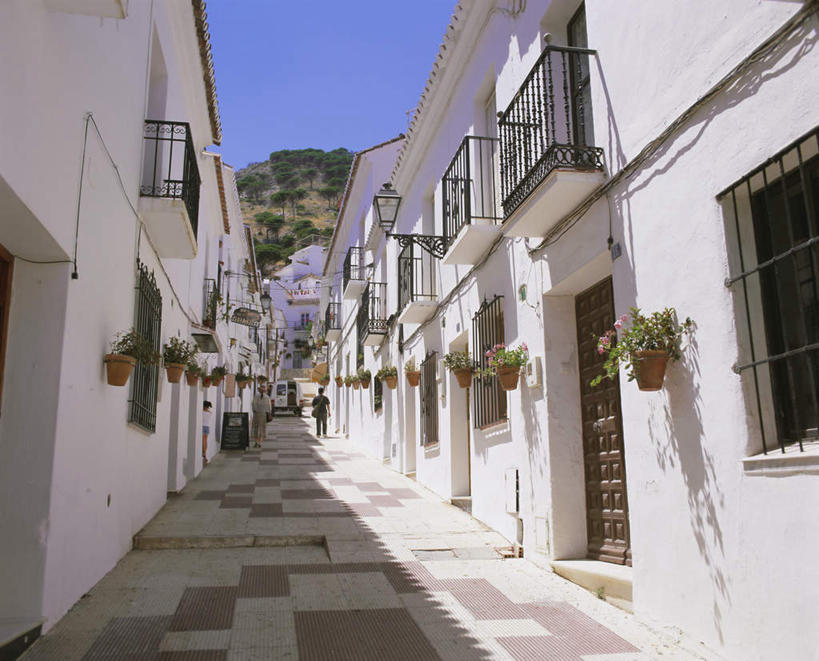 西方人,一个人,家,走,横图,室外,白天,旅游,度假,植物,窗户,标志建筑,地标,建筑,西班牙,欧洲,欧洲人,仅一个男性,仅一个人,仅一个中年男性,一排,阴影,服装,整齐,光线,影子,房屋,墙,屋子,公寓,注视,休闲装,娱乐,建设,洋房,楼房,安达卢西亚,格拉纳达,玻璃窗,墙壁,墙面,住宅,树,树木,排列,背面,衣服,蓝色,绿色,蓝天,天空,阳光,自然,天,观察,看,享受,休闲,休闲服,旅游胜地,放松,服饰,生长,晴朗,成长,观看,察看,队列,关注,南欧,安达鲁西亚,格拉纳达省,万里无云,省会,西班牙王国,安达卢西亚自治区,米哈斯,男人,男性,中年男性,白种人,晴空,晴空万里,步行,散步,走路,彩图,全身,房子