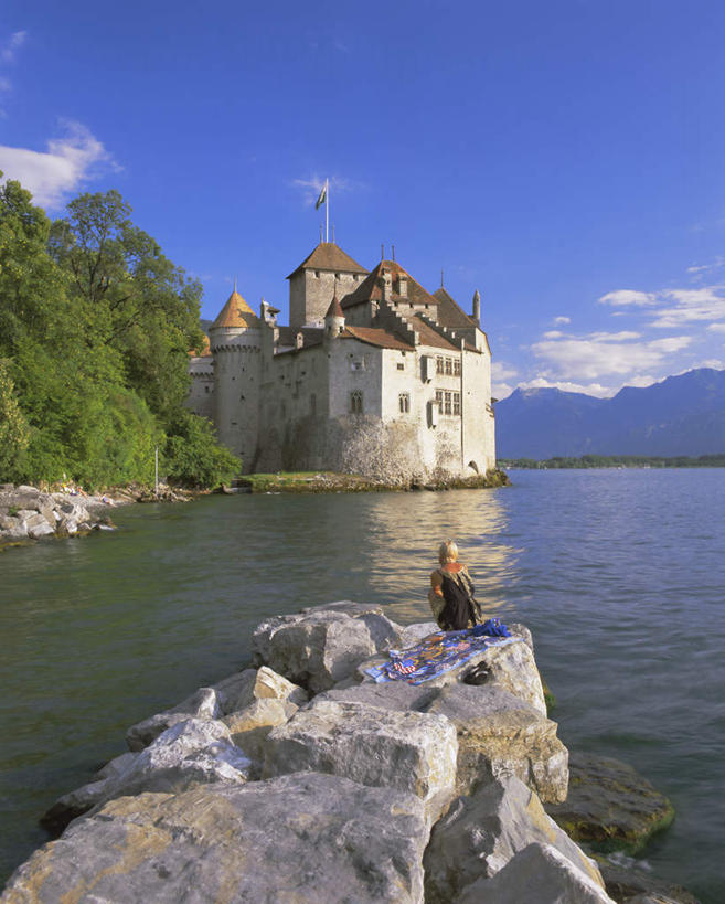 西方人,一个人,家,站,竖图,室外,白天,旅游,度假,湖,湖泊,石头,水,植物,标志建筑,地标,建筑,瑞士,欧洲,欧洲人,仅一个年轻女性,仅一个女性,仅一个人,阴影,波纹,服装,光线,石子,影子,堡垒,城堡,房屋,屋子,湖面,水流,水面,云,云朵,涟漪,云彩,注视,休闲装,娱乐,建设,楼房,住宅,树,树木,背面,衣服,蓝色,绿色,白云,倒影,蓝天,水纹,天空,阳光,自然,波浪,湖水,天,观察,看,站着,享受,休闲,休闲服,旅游胜地,放松,服饰,生长,晴朗,成长,观看,察看,倒映,要塞,关注,中欧,水晕,瑞士联邦,反照,设防,诗隆城堡,年轻女性,女人,女性,白种人,石块,岩石,晴空,站立,彩图,全身,房子