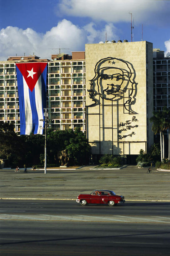 西方人,高楼大厦,走,竖图,室外,白天,正面,旅游,度假,植物,标志建筑,大厦,道路,地标,建筑,路,摩天大楼,公路,汽车,古巴,欧洲,欧洲人,阴影,服装,光线,影子,云,云朵,交通,首都,许多人,云彩,注视,休闲装,娱乐,建设,车,树,树木,衣服,蓝色,绿色,蓝天,天空,阳光,自然,楼宇,交通工具,轿车,天,观察,看,一群人,享受,休闲,休闲服,旅游胜地,放松,服饰,生长,成长,观看,察看,北美,北美洲,关注,载具,美洲,哈瓦那,北亚美利加洲,亚美利加洲,古巴共和国,革命广场,男人,男性,女人,女性,中年男性,中年女性,白种人,马路,步行,散步,走路,彩图,全身,大楼,高层建筑,高楼,摩天楼