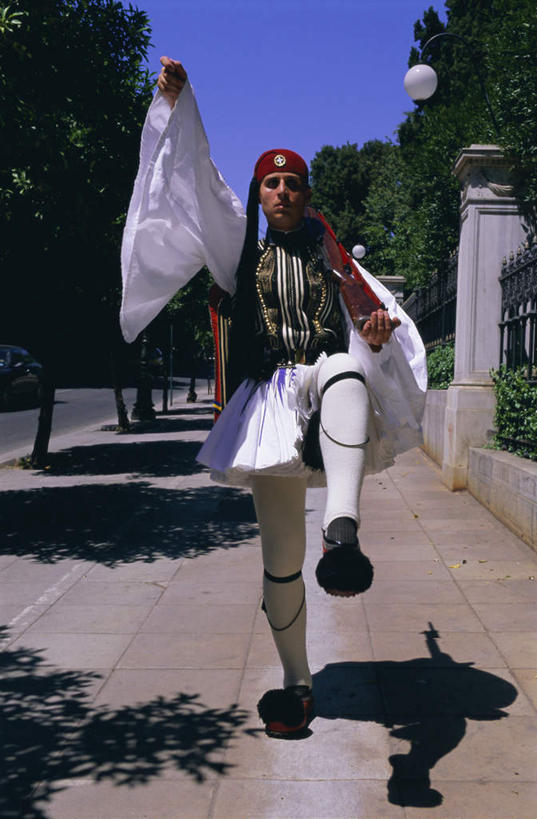 西方人,一个人,站,举,竖图,室外,白天,正面,民族服装,度假,美景,植物,城市风光,城市,希腊,欧洲,欧洲人,仅一个男性,仅一个人,阴影,光线,影子,景观,首都,注视,娱乐,袜子,树,树木,仅一个年轻男性,蓝色,绿色,蓝天,天空,阳光,自然,天,观察,看,托,站着,享受,休闲,景色,放松,生长,晴朗,成长,观看,长袜,察看,关注,雅典,长筒袜,希腊共和国,万里无云,宪法广场,阿提卡,长统袜,阿提卡大区,男人,男性,年轻男性,白种人,晴空,晴空万里,举起,举手,举着,向上举,向上伸,向上托,站立,彩图,全身,传统服装,民俗服