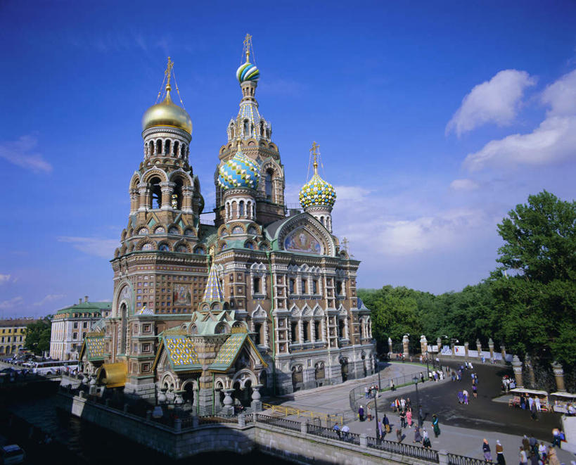 西方人,教堂,走,横图,俯视,室外,白天,旅游,度假,名胜古迹,植物,标志建筑,道路,地标,建筑,路,公路,欧洲,俄罗斯,欧洲人,亚洲,阴影,服装,节日,遗迹,光线,影子,云,云朵,交通,许多人,云彩,注视,休闲装,古迹,文化,文物,娱乐,建设,古建筑,树,树木,衣服,蓝色,绿色,白云,蓝天,天空,阳光,自然,天,观察,看,祈祷,一群人,享受,休闲,健康,休闲服,旅游胜地,放松,许愿,宗教,服饰,信仰,生长,晴朗,成长,观看,纪念,祈求,察看,基督教,关注,天主教,信念,古文明,首府,圣彼得堡,俄联邦,俄罗斯联邦,彼得格勒,列宁格勒,列宁格勒州,圣彼得堡市,滴血大教堂,滴血教堂,喋血大教堂,喋血教堂,复活大教堂,复活教堂,基督喋血大教堂,基督喋血教堂,基督复活教堂,圣彼得堡滴血大教堂,圣彼得堡滴血教堂,圣彼得堡喋血大教堂,圣彼得堡喋血教堂,平安,男人,男性,女人,女性,中年男性,中年女性,白种人,晴空,马路,步行,散步,走路,彩图,高角度拍摄,全身,大教堂,礼拜堂