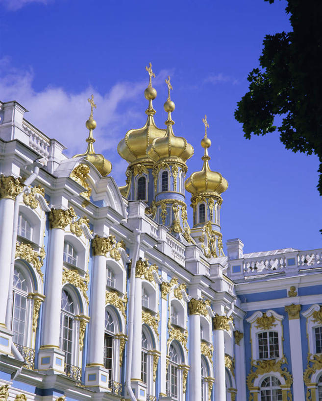 无人,家,宫殿,竖图,室外,白天,仰视,旅游,度假,草地,草坪,植物,别墅,标志建筑,地标,建筑,欧洲,俄罗斯,亚洲,阴影,光线,影子,房屋,屋子,云,云朵,公寓,云彩,娱乐,建设,洋房,楼房,住宅,草,树,树木,蓝色,绿色,白云,蓝天,天空,阳光,自然,天,享受,休闲,旅游胜地,放松,生长,晴朗,成长,首府,圣彼得堡,俄联邦,俄罗斯联邦,皇村,彼得格勒,列宁格勒,列宁格勒州,普希金村,圣彼得堡市,叶卡捷琳娜花园,叶卡捷琳娜宫,晴空,彩图,低角度拍摄,房子