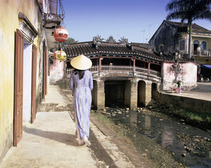 东方人,一个人,家,走,横图,室外,白天,裙子,旅游,度假,河流,石头,水,植物,照明,越南,亚洲,仅一个年轻女性,仅一个女性,仅一个人,连衣裙,服装,装饰,灯笼,石子,纸灯笼,房屋,屋子,河水,水流,桥,黄种人,娱乐,传统,石桥,楼房,拱桥,住宅,栈桥,斗笠,树,树木,背面,衣服,蓝色,绿色,蓝天,天空,自然,灯具,天,享受,休闲,放松,服饰,东南亚,拱形,生长,晴朗,成长,人行桥,石拱桥,华丽,修饰,照亮,点缀,衣着,照明设备,穿着,万里无云,越南社会主义共和国,衬托,美观,雅致,雅观,衣饰,岘港市,年轻女性,女人,女性,亚洲人,石块,晴空,晴空万里,步行,散步,走路,彩图,全身,房子