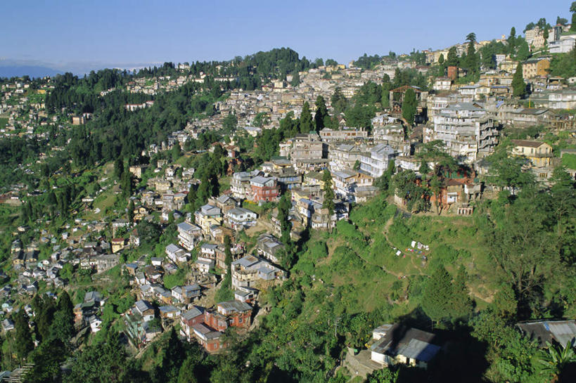 无人,家,横图,俯视,航拍,室外,白天,旅游,度假,草地,草坪,山,山脉,植物,标志建筑,地标,建筑,印度,亚洲,许多,阴影,光线,影子,房屋,屋子,山峰,山峦,很多,娱乐,建设,楼房,住宅,草,树,树木,蓝色,绿色,蓝天,天空,自然,群山,天,享受,休闲,旅游胜地,放松,生长,晴朗,成长,鸟瞰,南亚,万里无云,印度共和国,西孟加拉邦,大吉岭,晴空,晴空万里,彩图,高角度拍摄,房子