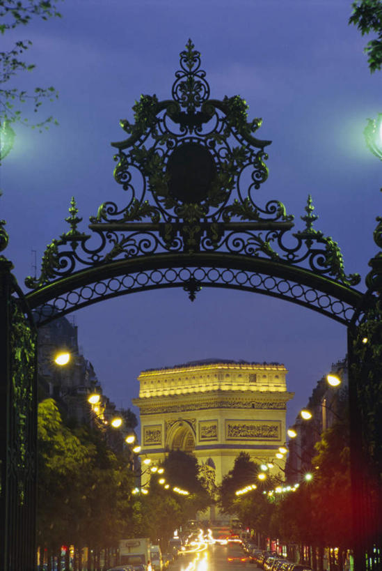 无人,竖图,室外,白天,仰视,旅游,度假,日落,植物,门,标志建筑,道路,地标,建筑,路,路灯,汽车,照明,雕塑,法国,凯旋门,巴黎,欧洲,一排,许多,阴影,艺术,整齐,装饰,光线,雕刻,雕像,影子,晚霞,霞光,落日,拱门,小路,灯光,交通,首都,很多,娱乐,建设,车,灯,树,树木,排列,绿色,自然,黄昏,工艺品,门框,交通工具,轿车,驾驶,行驶,享受,休闲,旅游胜地,彩霞,放松,生长,成长,纪念,操纵,华丽,修饰,照亮,美术,点缀,控制,照明设备,队列,载具,主题,陈列,铁艺,操控,法兰西共和国,功能,美学,衬托,美观,雅致,雅观,法兰西第五共和国,把持,夕照,夕阳,彩图,低角度拍摄,斜阳