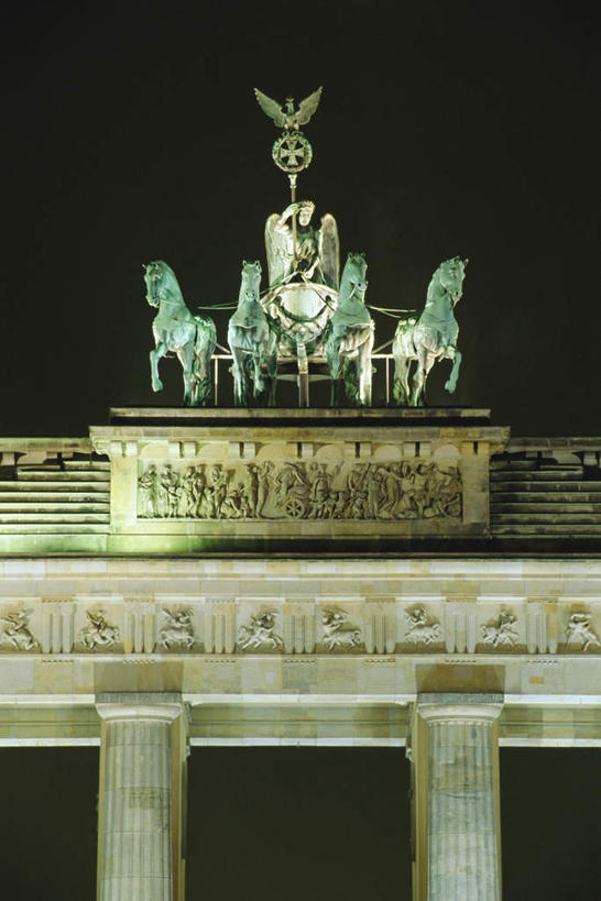 无人,竖图,室外,夜晚,仰视,旅游,度假,石头,照明,雕塑,德国,欧洲,阴影,艺术,装饰,光线,壁灯,雕刻,雕像,石子,影子,柱子,纪念碑,灯光,首都,娱乐,柏林,勃兰登堡门,灯,工艺品,灯具,享受,休闲,放松,纪念,华丽,修饰,照亮,美术,点缀,照明设备,西欧,主题,陈列,德意志联邦共和国,功能,美学,衬托,美观,雅致,雅观,柏林州,石块,岩石,彩图,低角度拍摄