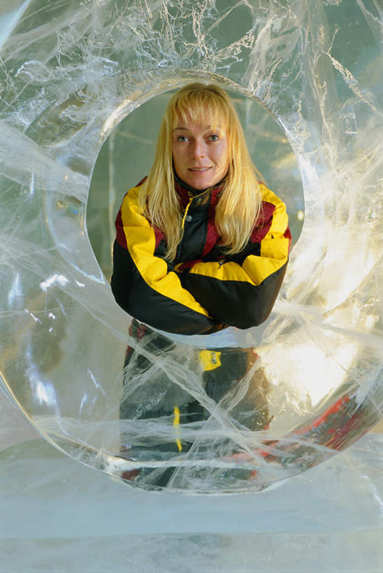 西方人,头发,一个人,双手交叉,竖图,俯视,室外,白天,旅游,度假,标志建筑,地标,建筑,雕塑,瑞典,欧洲,欧洲人,仅一个女性,仅一个人,服装,朦胧,模糊,艺术,装饰,雕刻,雕像,注视,娱乐,建设,衣服,工艺品,观察,看,仅一个中年女性,享受,休闲,金色,旅游胜地,放松,服饰,观看,纪念,美术,察看,双手抱胸,厚重,衣着,斯堪的纳维亚,穿着,关注,北欧,冰雕,斯堪的纳维亚半岛,主题,陈列,功能,美学,衣饰,瑞典王国,北博滕,北博滕省,女人,女性,中年女性,白种人,长发,半身,彩图,高角度拍摄