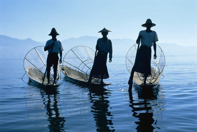 东方人,三个人,伙伴,朋友,站,横图,室外,白天,正面,旅游,度假,友谊,河流,美景,山,山脉,水,船,缅甸,亚洲,一排,一艘,握,阴影,整齐,光线,影子,河水,景观,山峰,水流,木船,山峦,拿,拿着,黄种人,娱乐,斗笠,排列,三个,蓝色,蓝天,天空,自然,交通工具,群山,天,站着,享受,休闲,景色,放松,握着,东南亚,晴朗,舟,队列,自然风光,载具,独木舟,万里无云,缅甸联邦,鱼篓,独木船,掸邦,友情,男人,男性,年轻男性,亚洲人,晴空,晴空万里,站立,彩图,全身