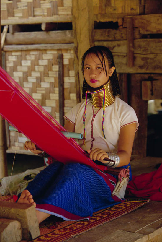 一个人,坐,竖图,室内,白天,正面,民族服装,地板,泰国,亚洲,仅一个年轻女性,仅一个女性,仅一个人,握,花纹,朦胧,模糊,布,图案,墙,布纹,注视,墙壁,墙面,绳子,观察,看,握着,东南亚,观看,绳索,布匹,察看,关注,泰王国,湄宏顺府,夜丰颂府,年轻女性,女人,女性,亚洲人,印度人,坐着,彩图,全身,传统服装,民俗服