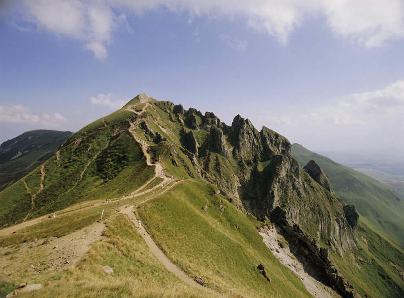 无人,横图,俯视,室外,白天,旅游,度假,草地,草坪,火山,石头,美景,植物,道路,路,法国,欧洲,阴影,光线,石子,影子,景观,云,云朵,小路,交通,云彩,娱乐,草,树,树木,蓝色,绿色,白云,蓝天,天空,阳光,自然,天,享受,休闲,景色,放松,生长,晴朗,成长,自然风光,法兰西共和国,法兰西第五共和国,奥弗涅,奥弗涅大区,多姆山,活火山,石块,死火山,休眠火山,岩石,晴空,彩图,高角度拍摄