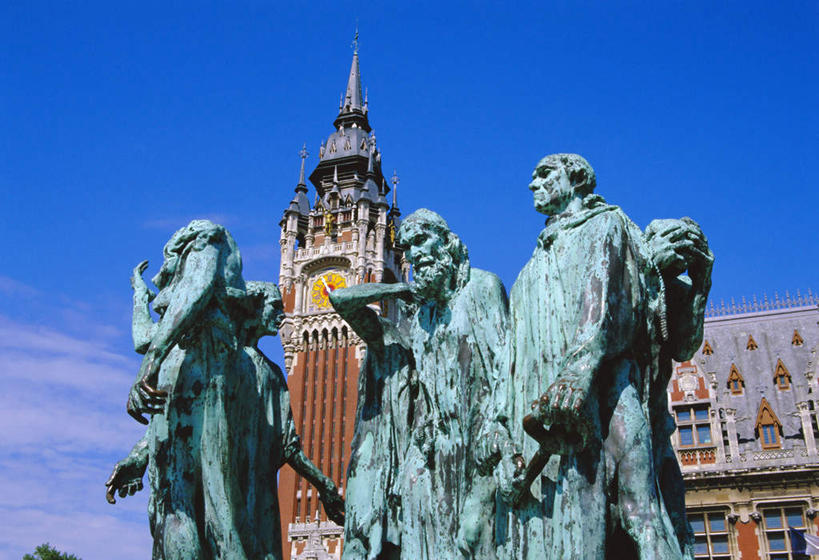 西方人,无人,家,站,横图,室外,白天,仰视,旅游,度假,雕塑,法国,欧洲,欧洲人,五个人,阴影,艺术,装饰,时间,光线,雕刻,雕像,时钟,影子,房屋,屋子,钟楼,许多人,计时,娱乐,楼房,住宅,蓝色,蓝天,天空,阳光,工艺品,钟表,天,站着,一群人,享受,休闲,表,放松,晴朗,纪念,华丽,修饰,美术,点缀,主题,陈列,万里无云,法兰西共和国,功能,美学,衬托,美观,雅致,雅观,法兰西第五共和国,塔钟,皮卡第,皮卡第大区,男人,男性,中年男性,白种人,钟,晴空,晴空万里,站立,半身,彩图,低角度拍摄,房子